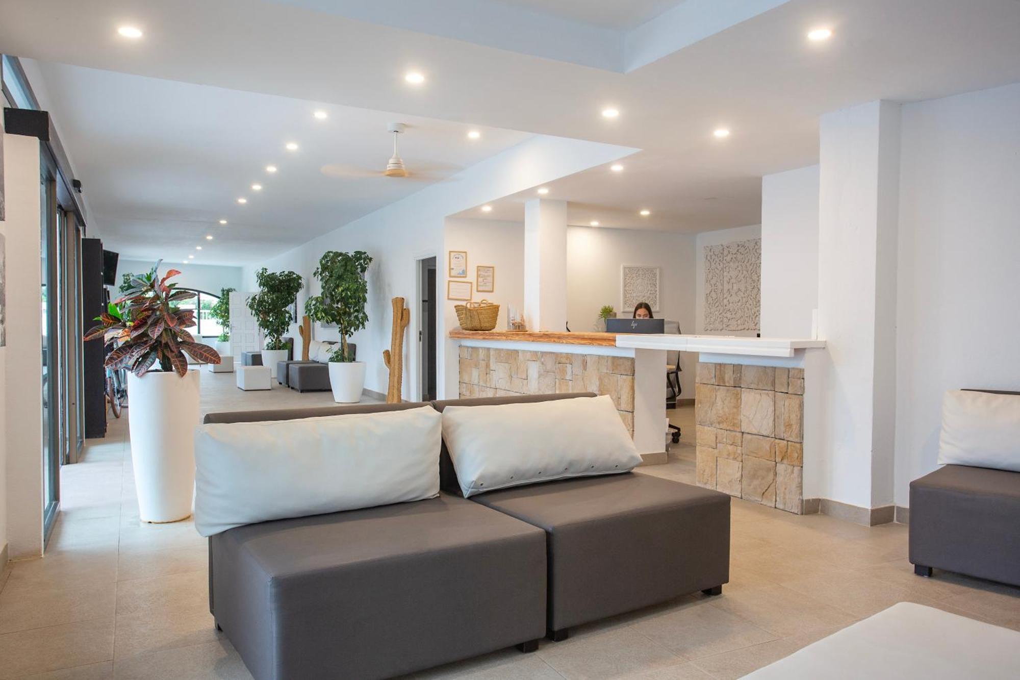 Apartamentos Club Cala Azul Sant Carles de Peralta Eksteriør bilde