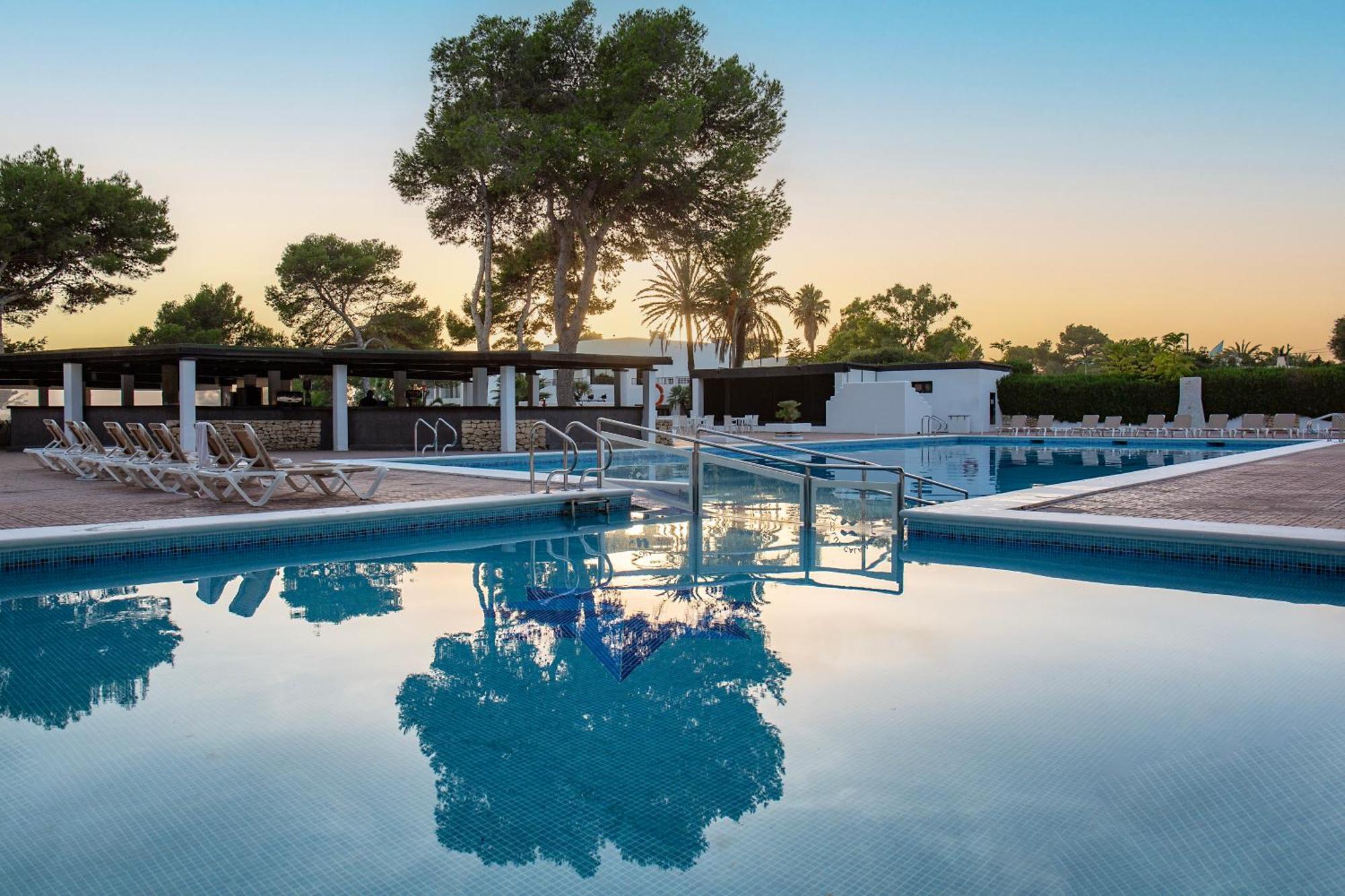 Apartamentos Club Cala Azul Sant Carles de Peralta Eksteriør bilde